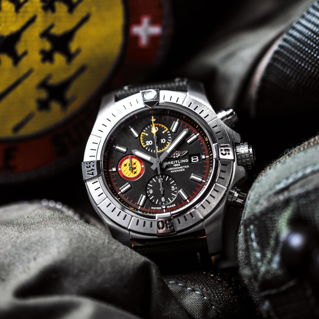 Наручные Breitling лежат на вещах 