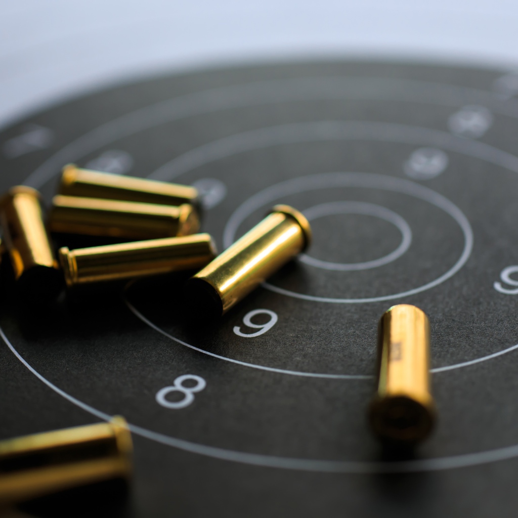 Мишень с патронами крупным планом 