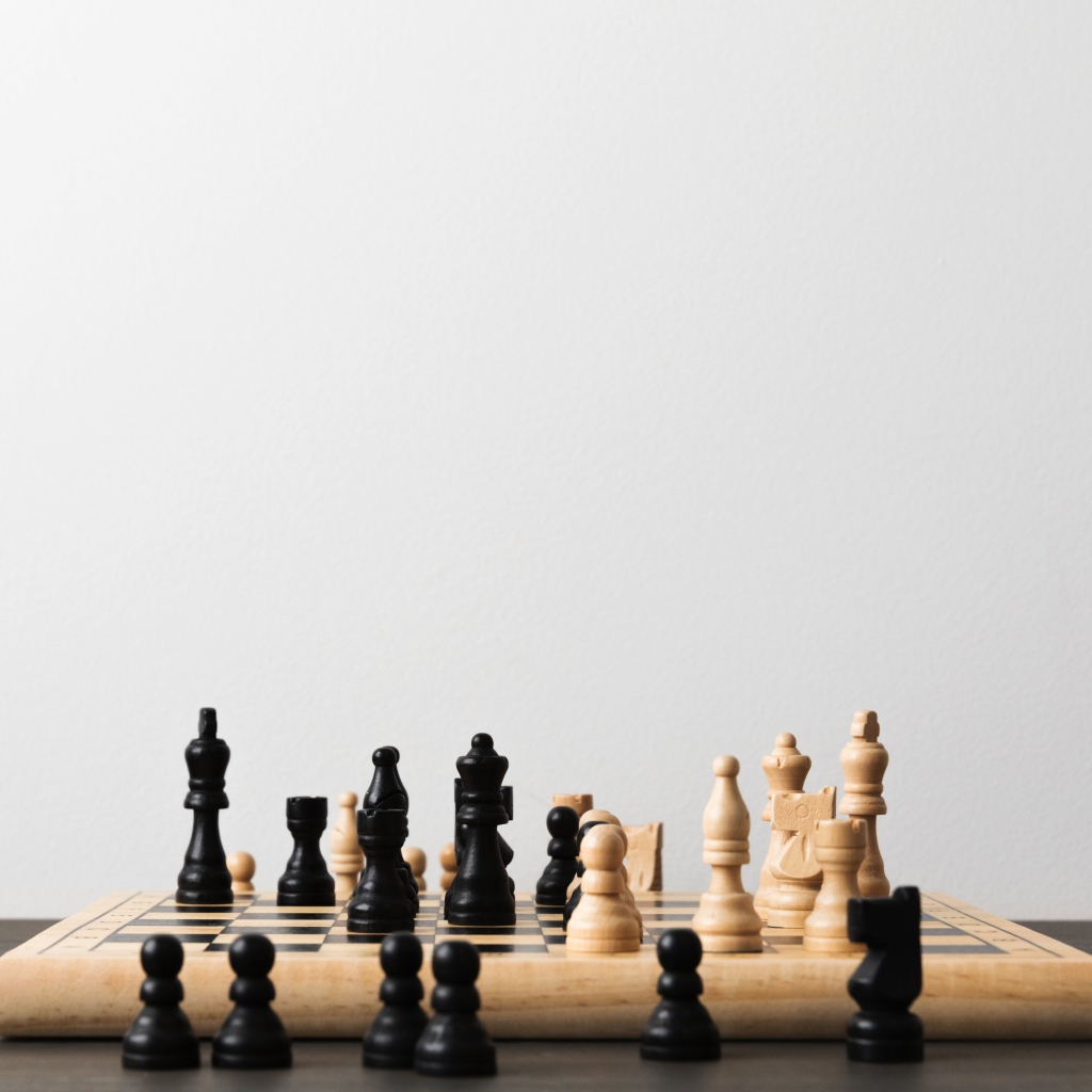 Шахматная доска с фигурами на сером фоне