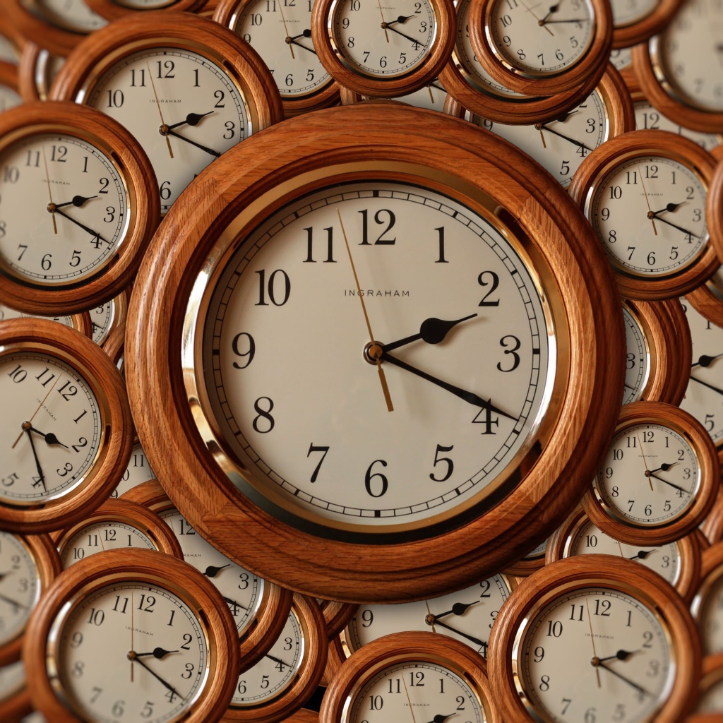 Часы на стене в деревянном корпусе 