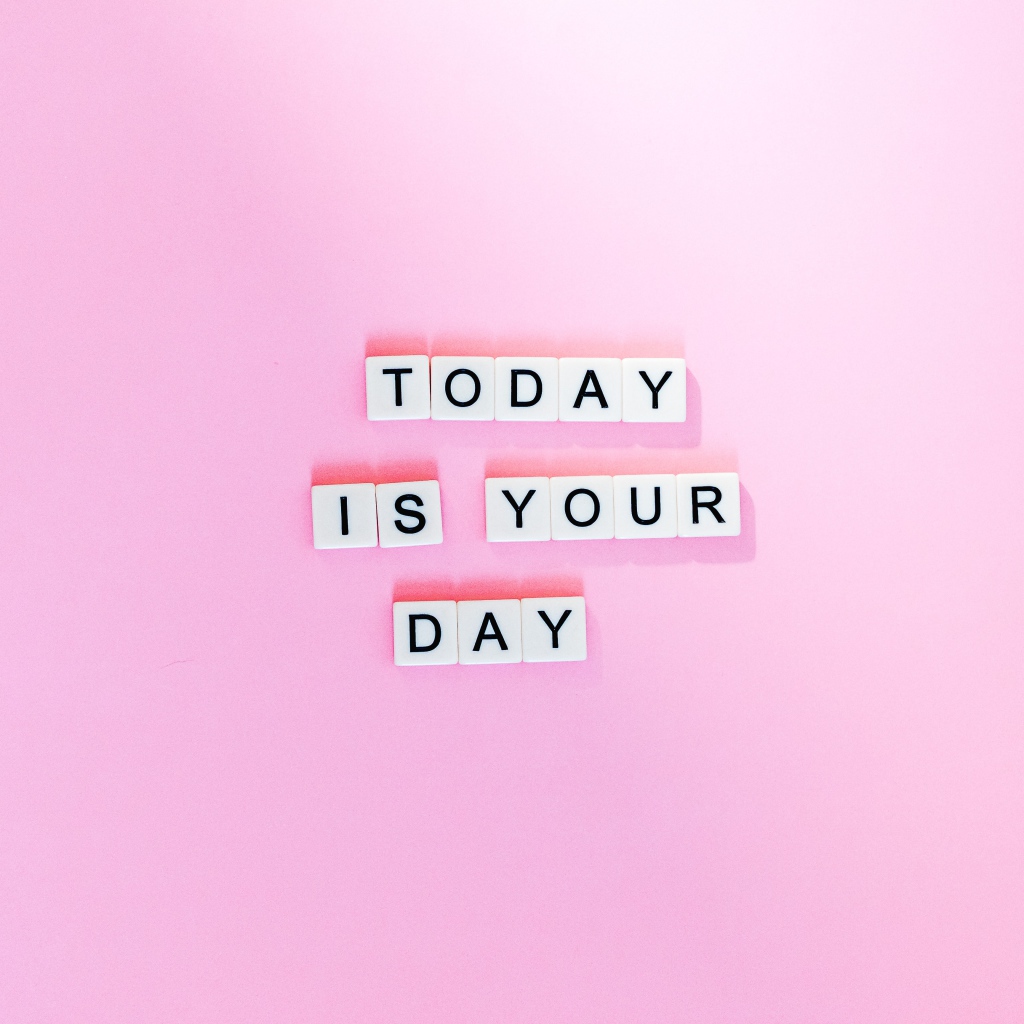 Кубики с надписью Today is your Day на розовом фоне