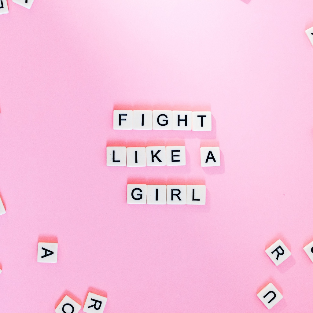 Кубики с надписью Fight like a Girl на розовом фоне