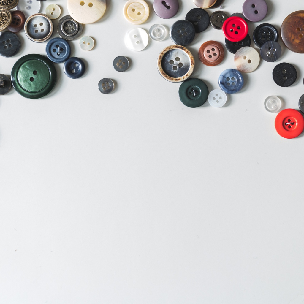 Разные пуговицы на сером фоне