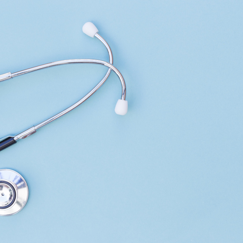 Фонендоскоп врача на голубом фоне