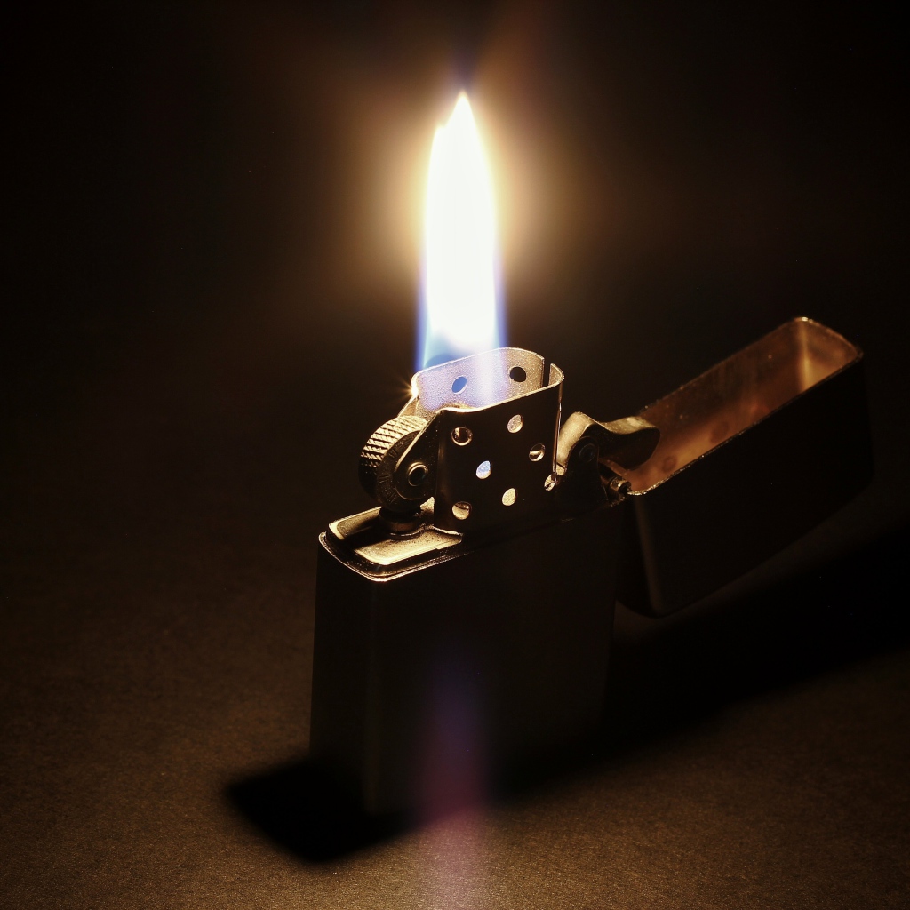 Огонь на зажженной зажигалке Zippo
