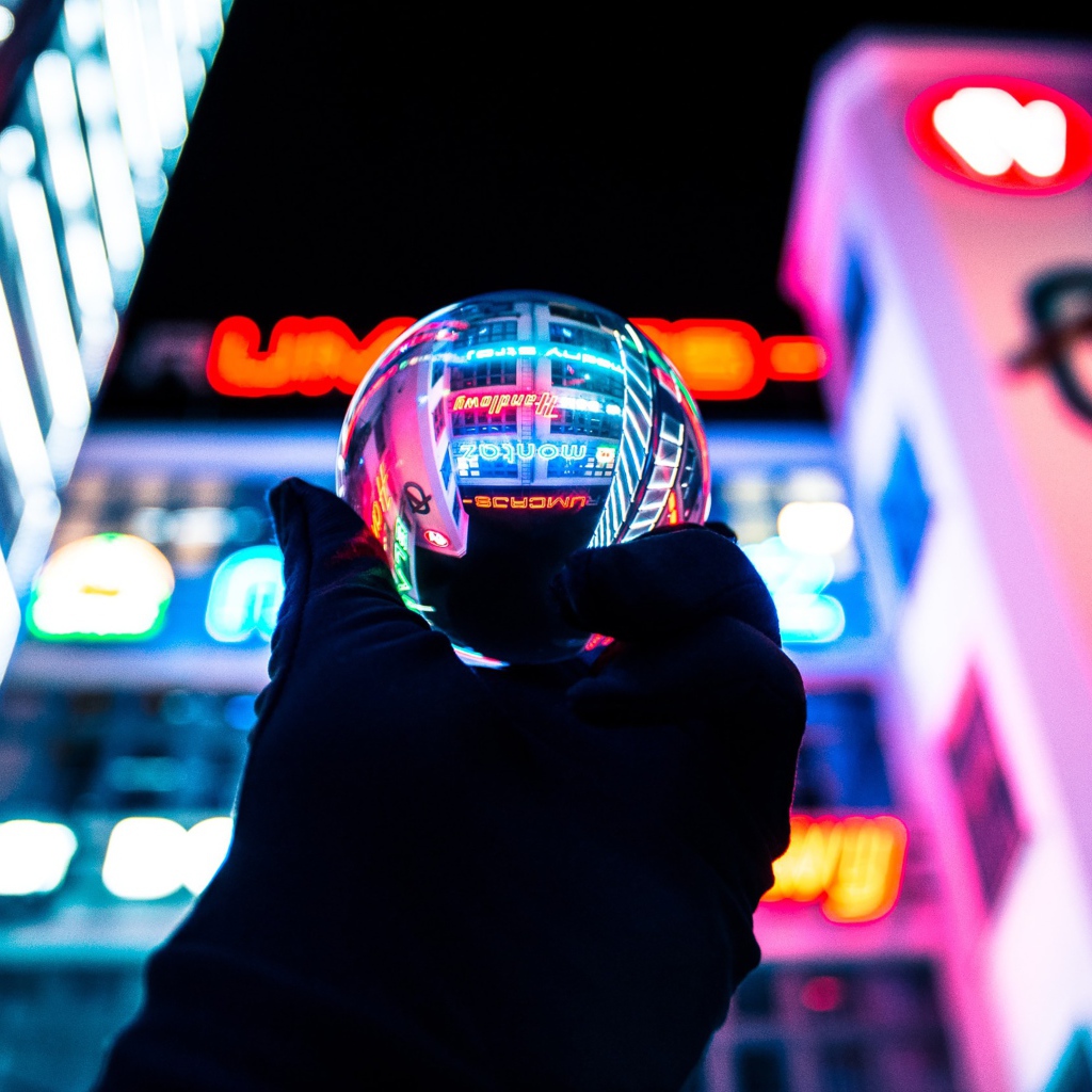 Стеклянный шар в руке на фоне казино 