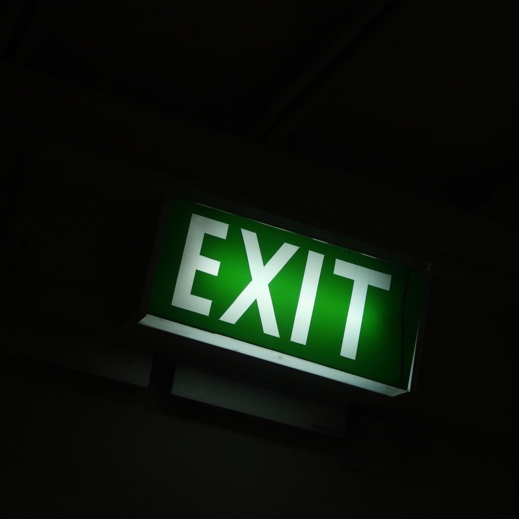 Зеленая надпись exit на черном фоне