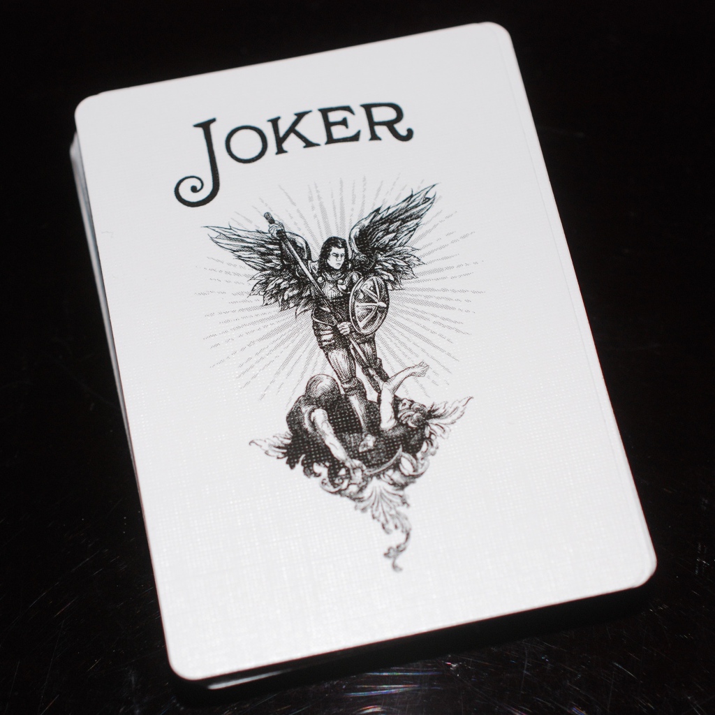 Карта Джокер на черном фоне