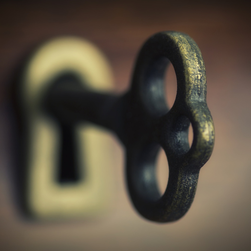 Большой железный ключ в замочной скважине 