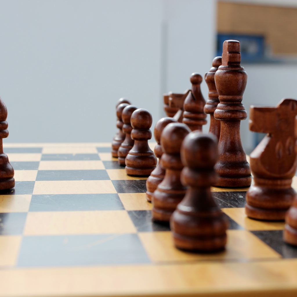 Большие деревянные шахматы на доске 