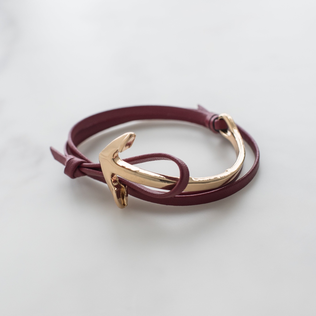 Кожаный браслет на руку на сером фоне