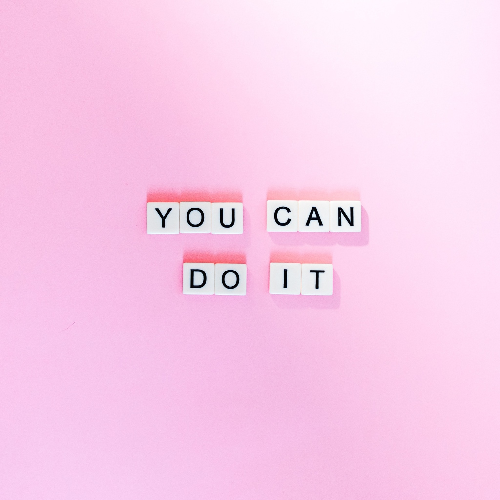 Надпись на кубиках You can do it на розовом фоне