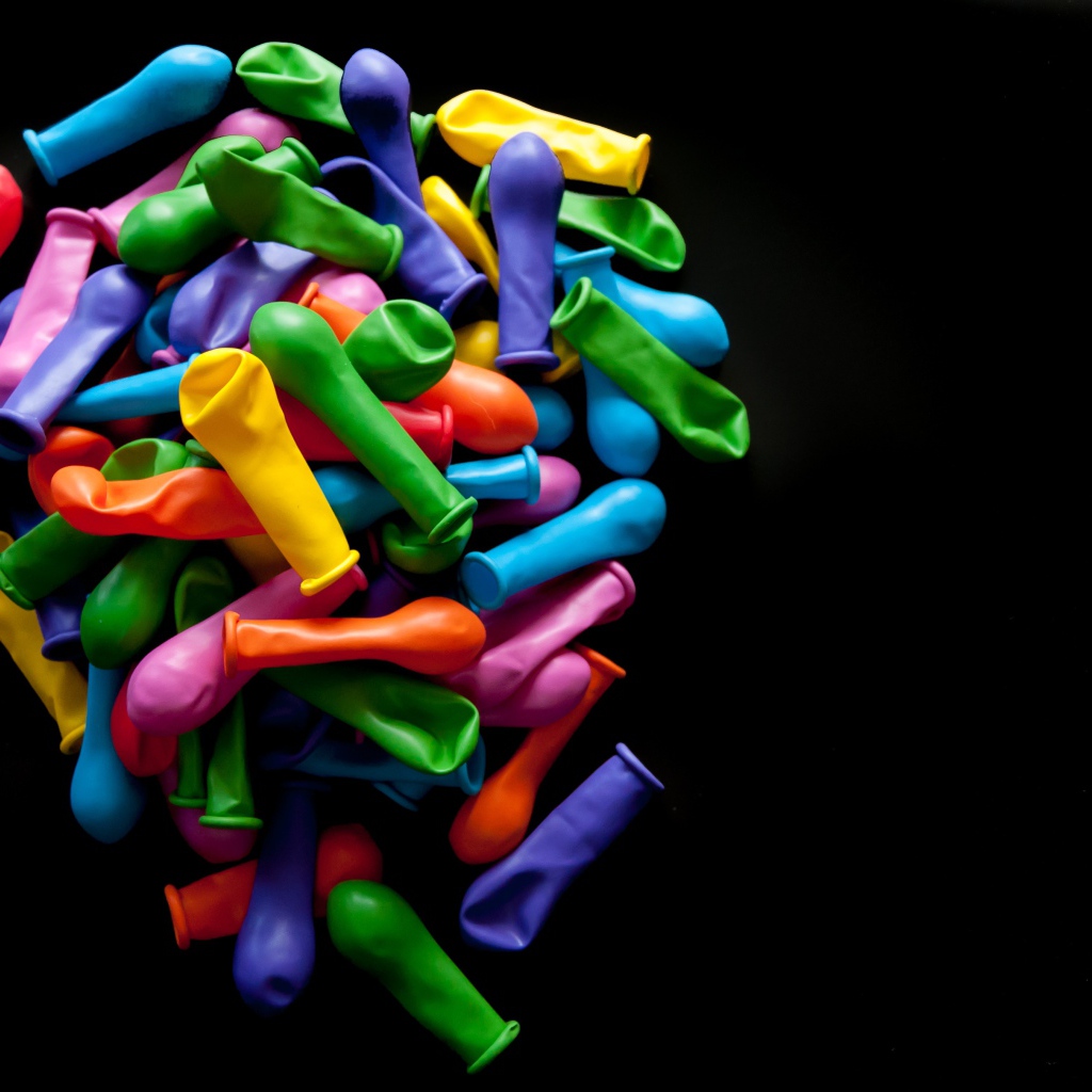 Много разноцветных шариком на черном фоне 