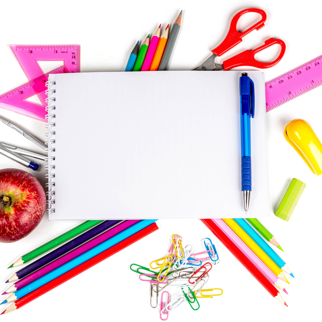 Канцелярские принадлежности на белом фоне с блокнотом 