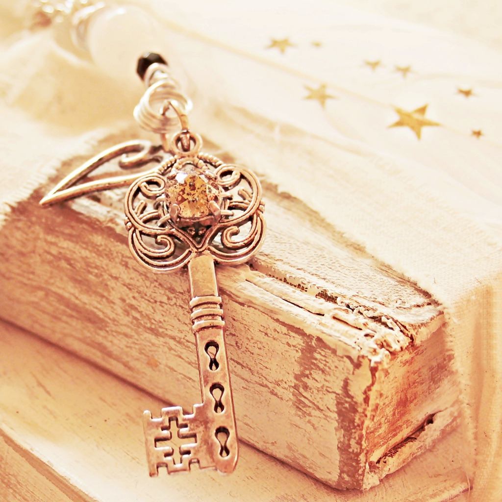 Старые книги с ключом на столе