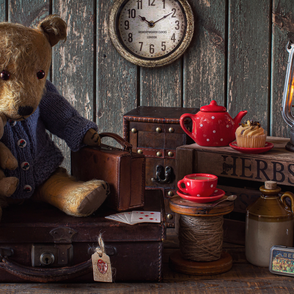 Старый медвежонок с игрушками на столе 