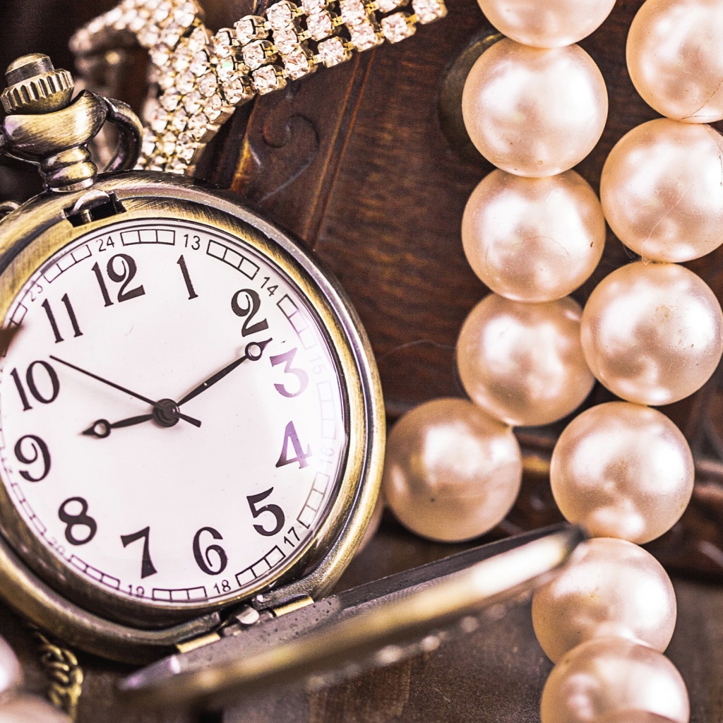 Карманные часы на цепочке с жемчужными бусами