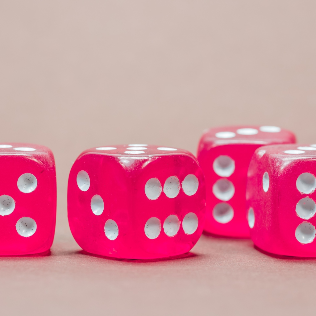 Красные игральные кости на сером фоне