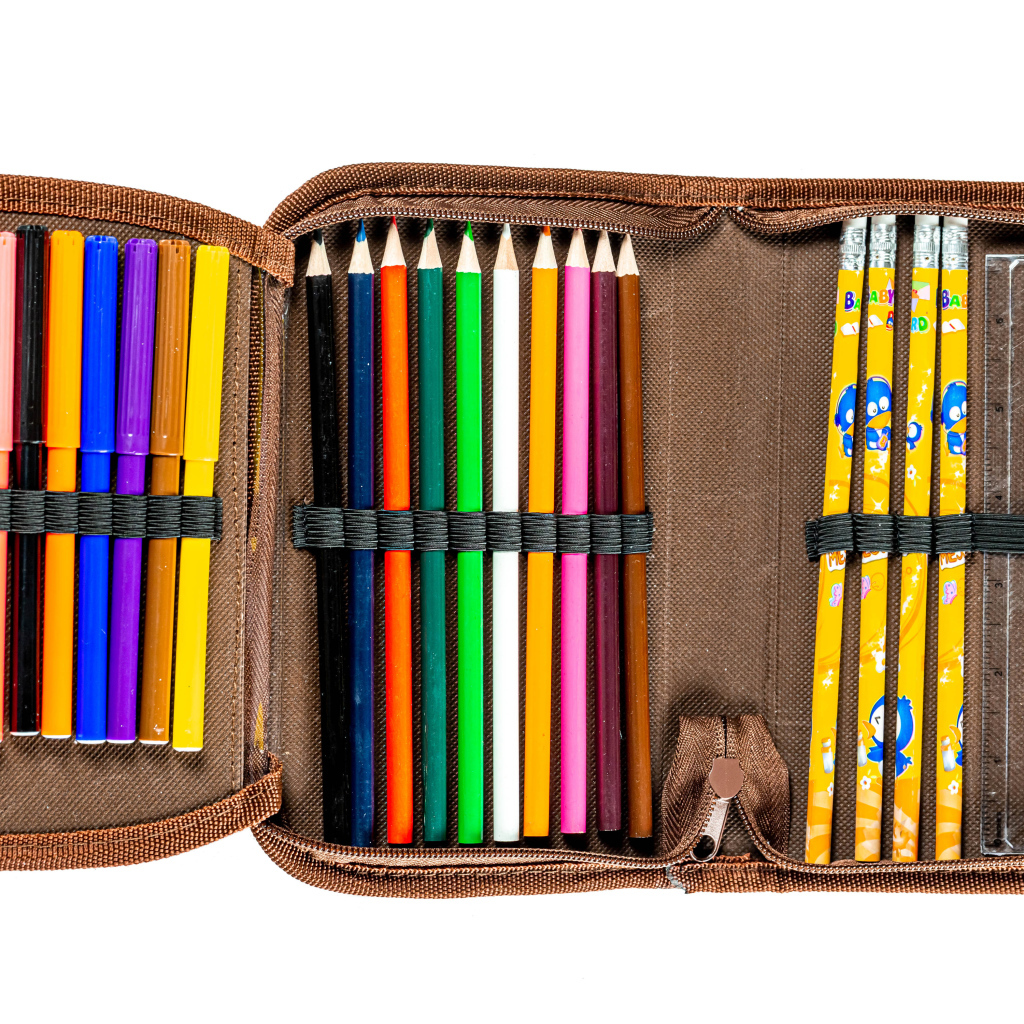 Школьный пенал с карандашами и фломастерами на белом фоне