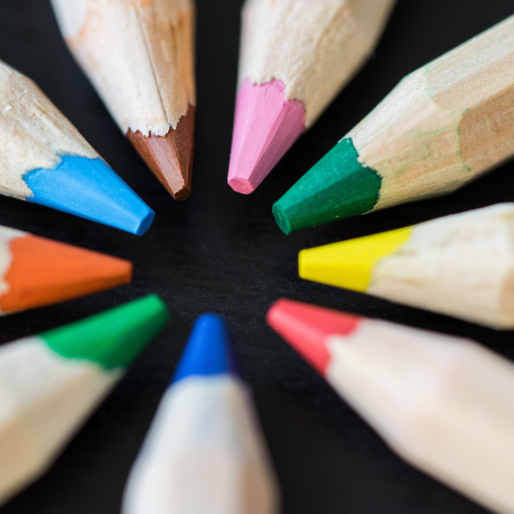 Заточенные разноцветные карандаши 