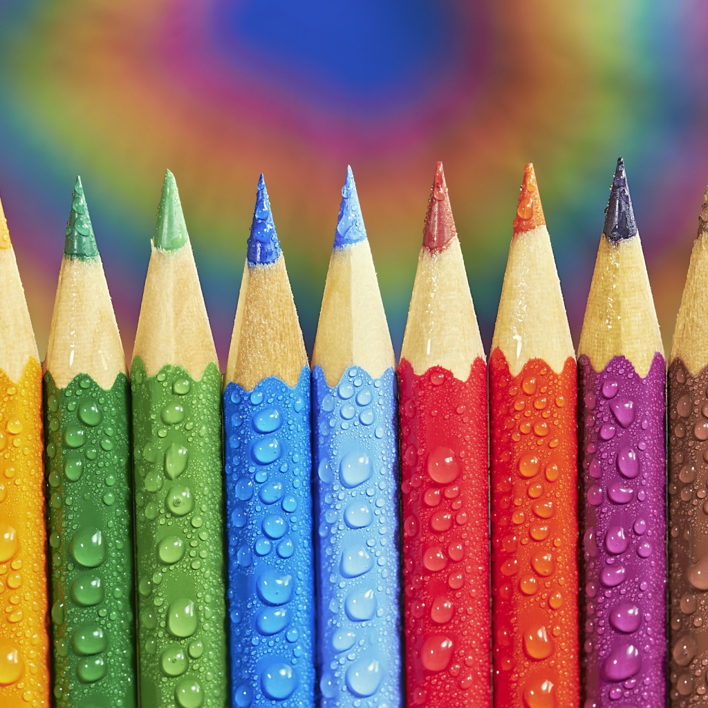 Заточенные разноцветные карандаши в каплях воды