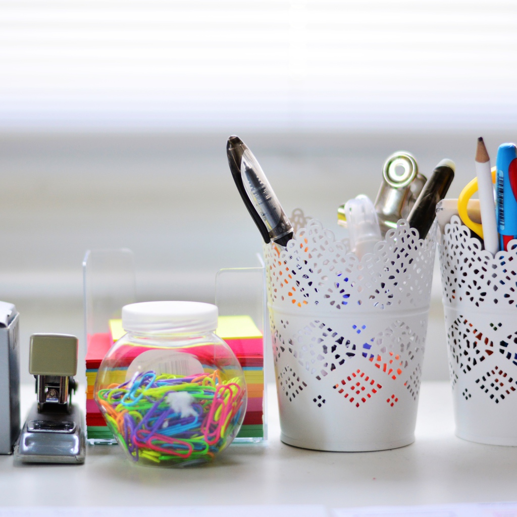 Канцелярские предметы на столе в офисе