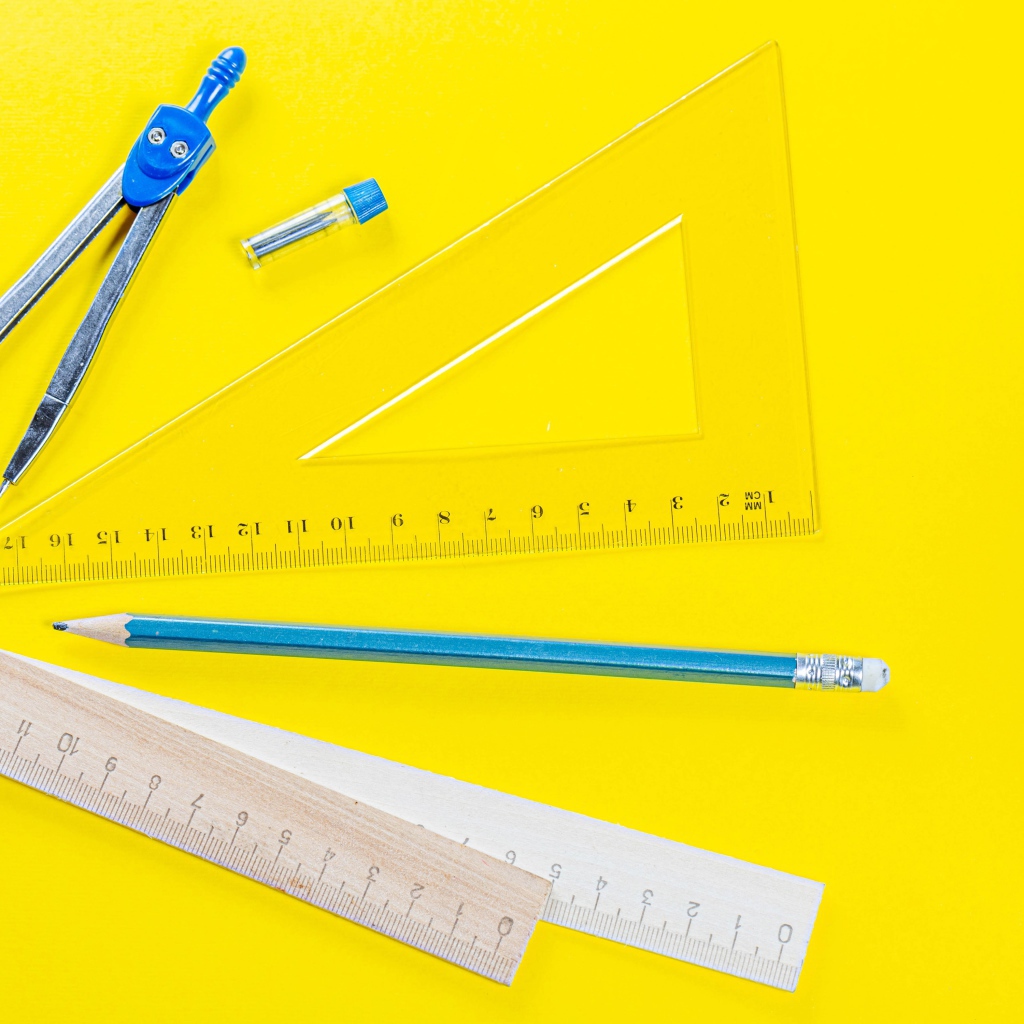 Канцелярские предметы на желтом фоне