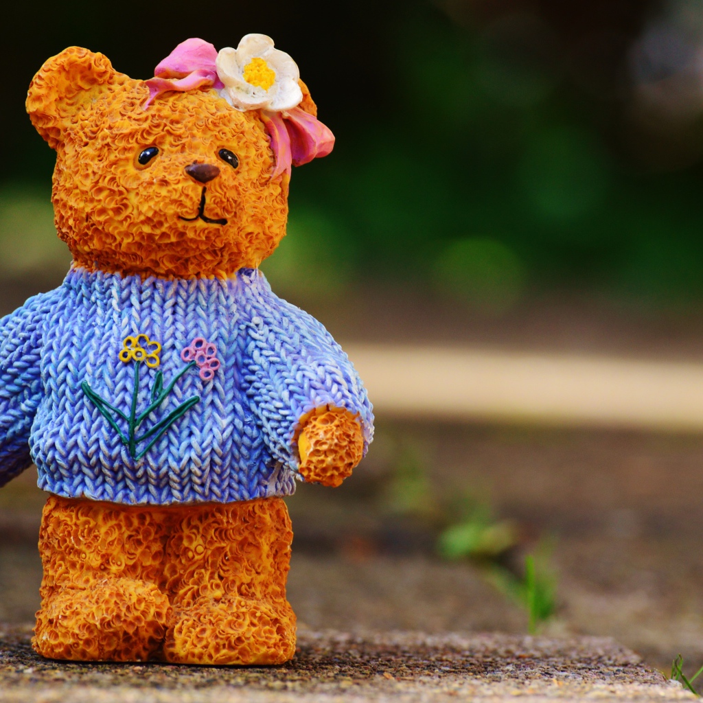 Фигурка медвежонка на земле 