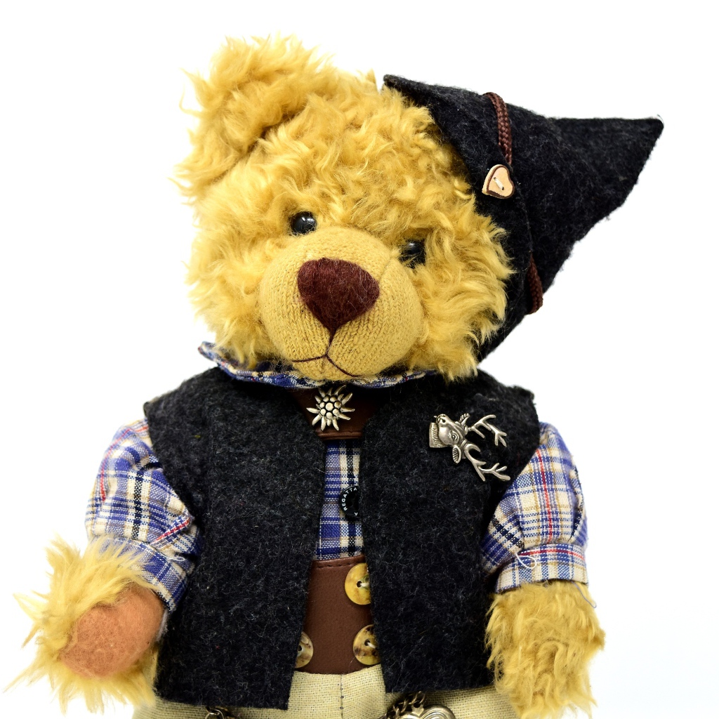 Медвежонок Тедди в костюме на белом фоне