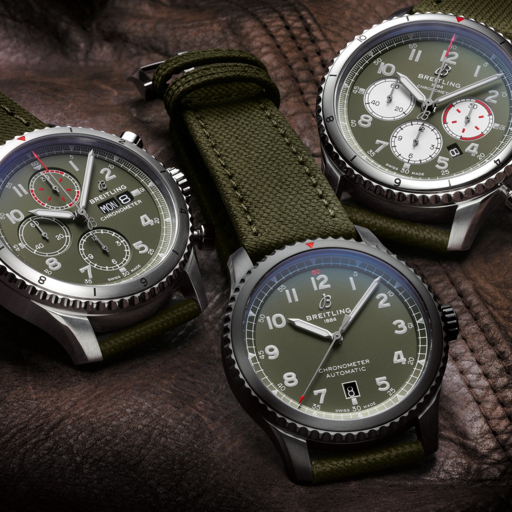 Трое мужских часов Breitling на кожаной куртке