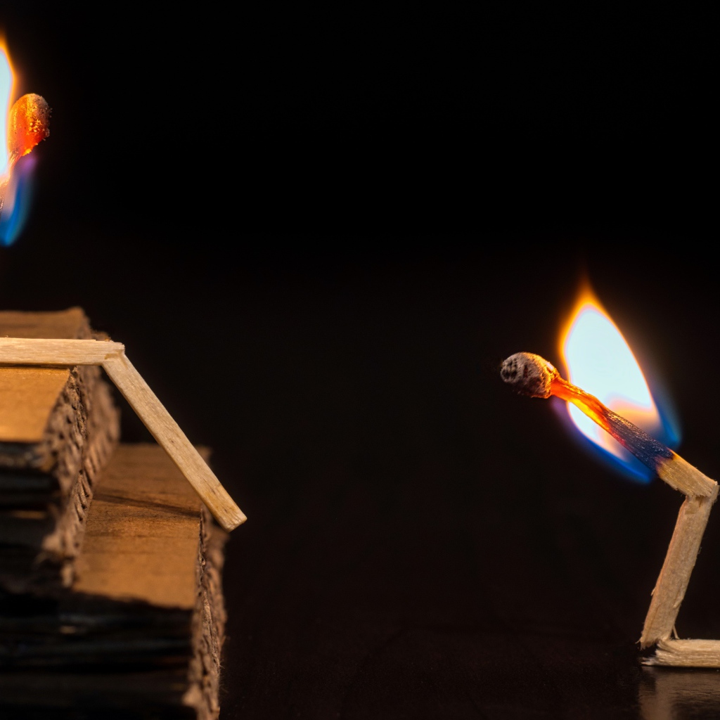 Две горящие спички на черном фоне 