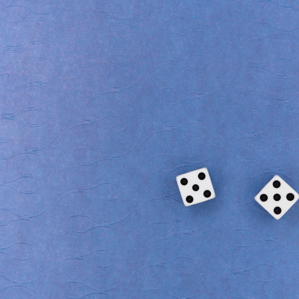 Две игральные кости на синем фоне