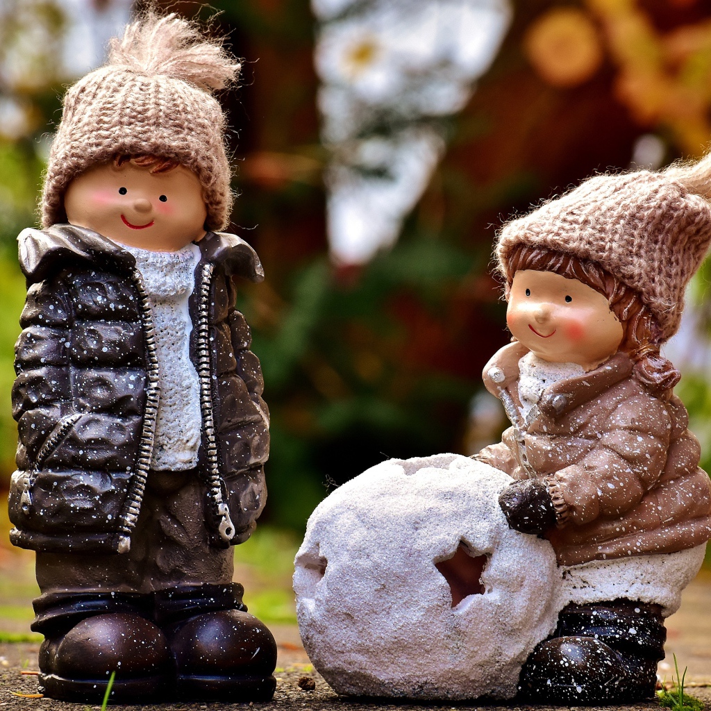 Две садовые статуэтки девочки и мальчика 