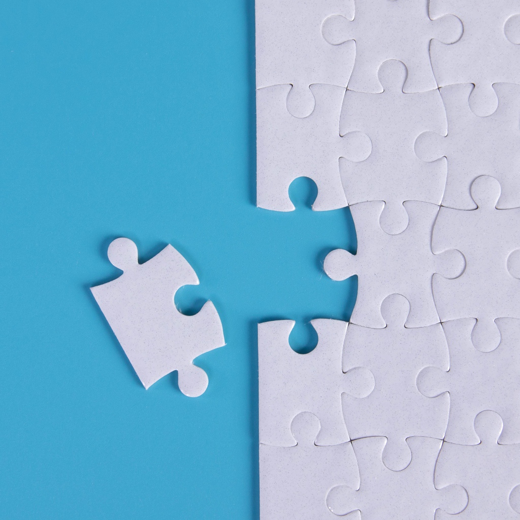 Белый пазл на голубом фоне