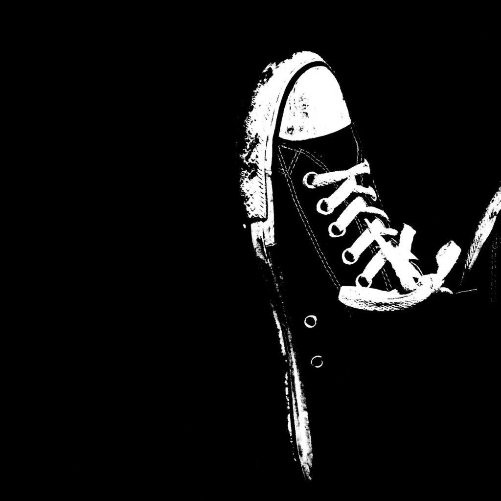 Белые кеды на черном фоне 