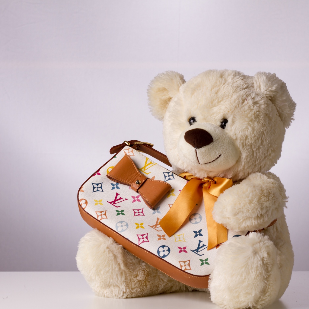 Белый плюшевый медведь с сумочкой
