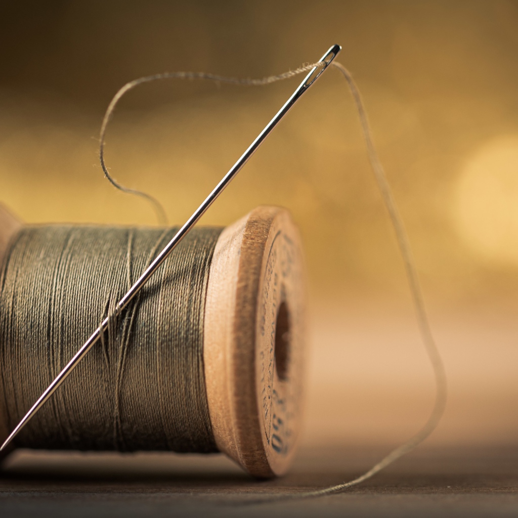 Деревянная катушка с нитками и иголкой 