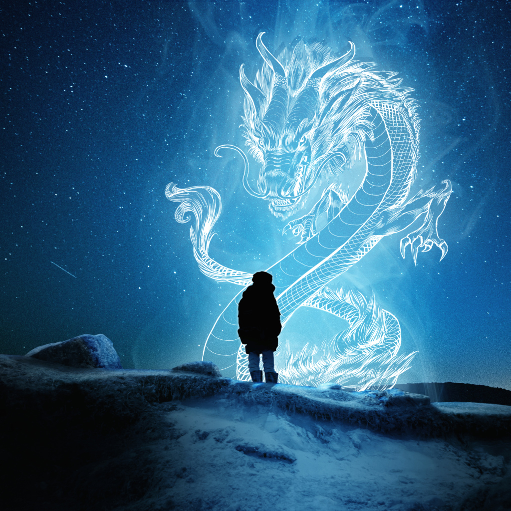 Человек смотрит на большого китайского дракона в звездном небе 