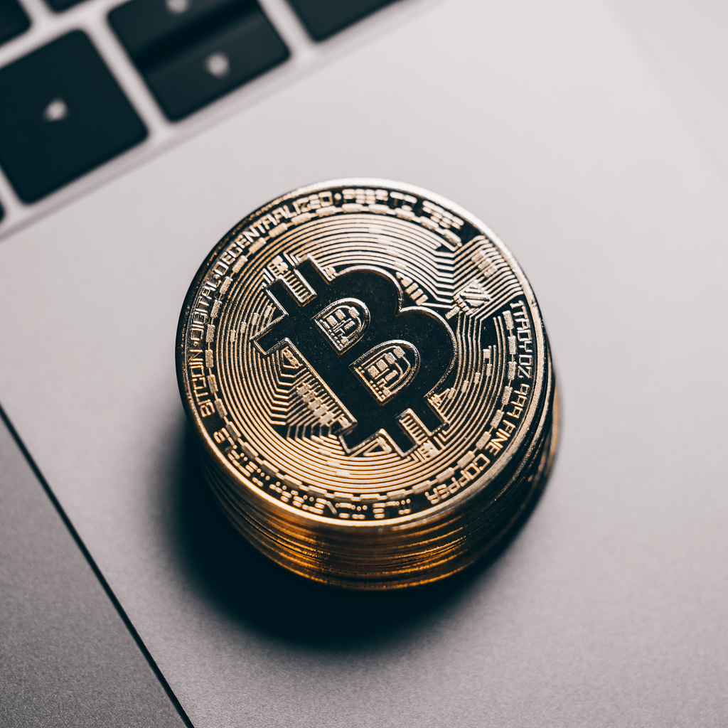 Монеты биткоин лежат на ноутбуке