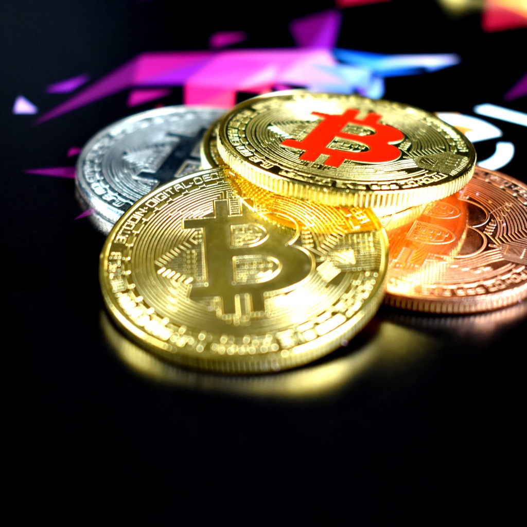 Монеты биткоин на черном столе 