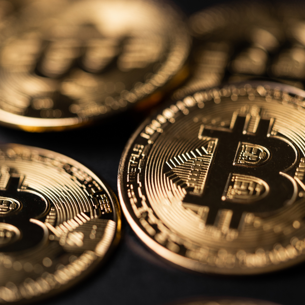 Золотые монеты биткоин крупным планом