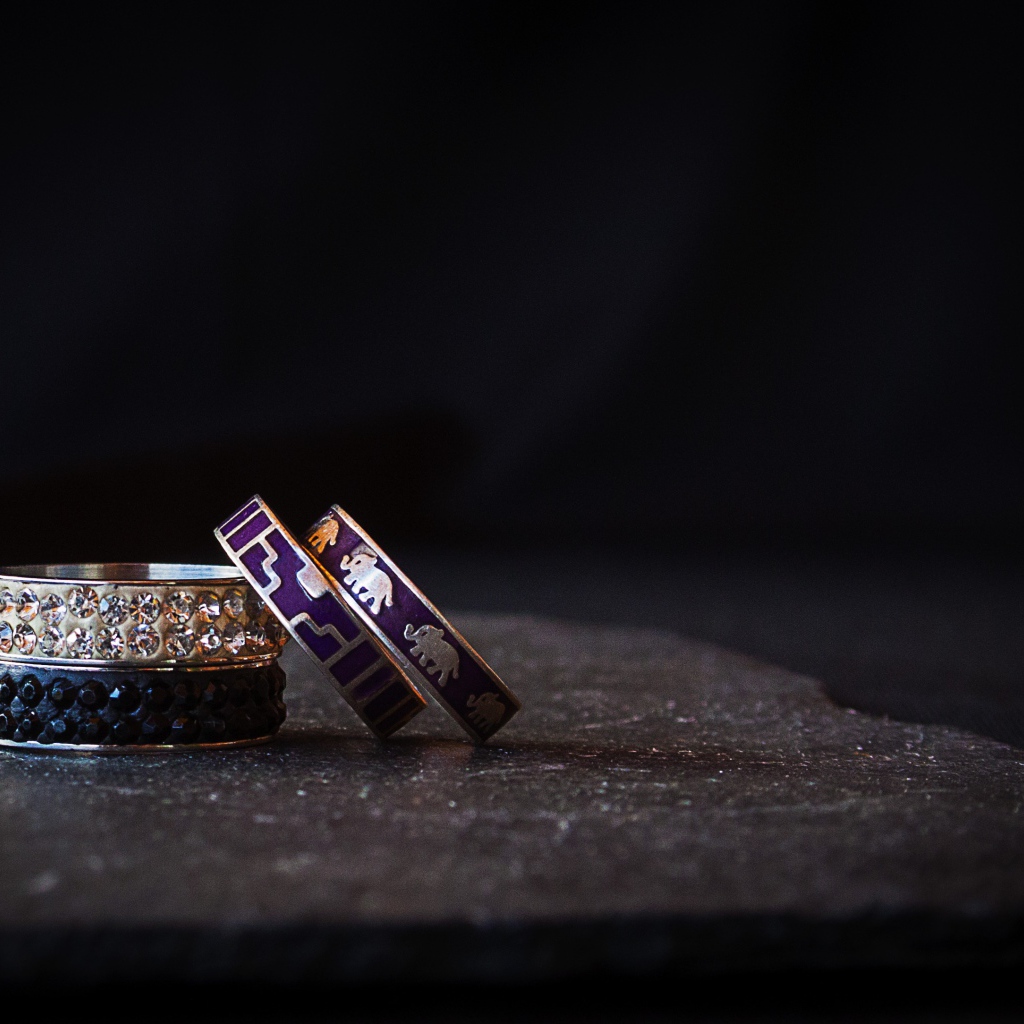 Драгоценные кольца на черном фоне 