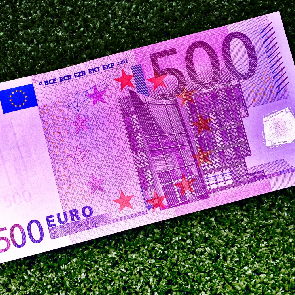 Купюра 500 евро на зеленом фоне