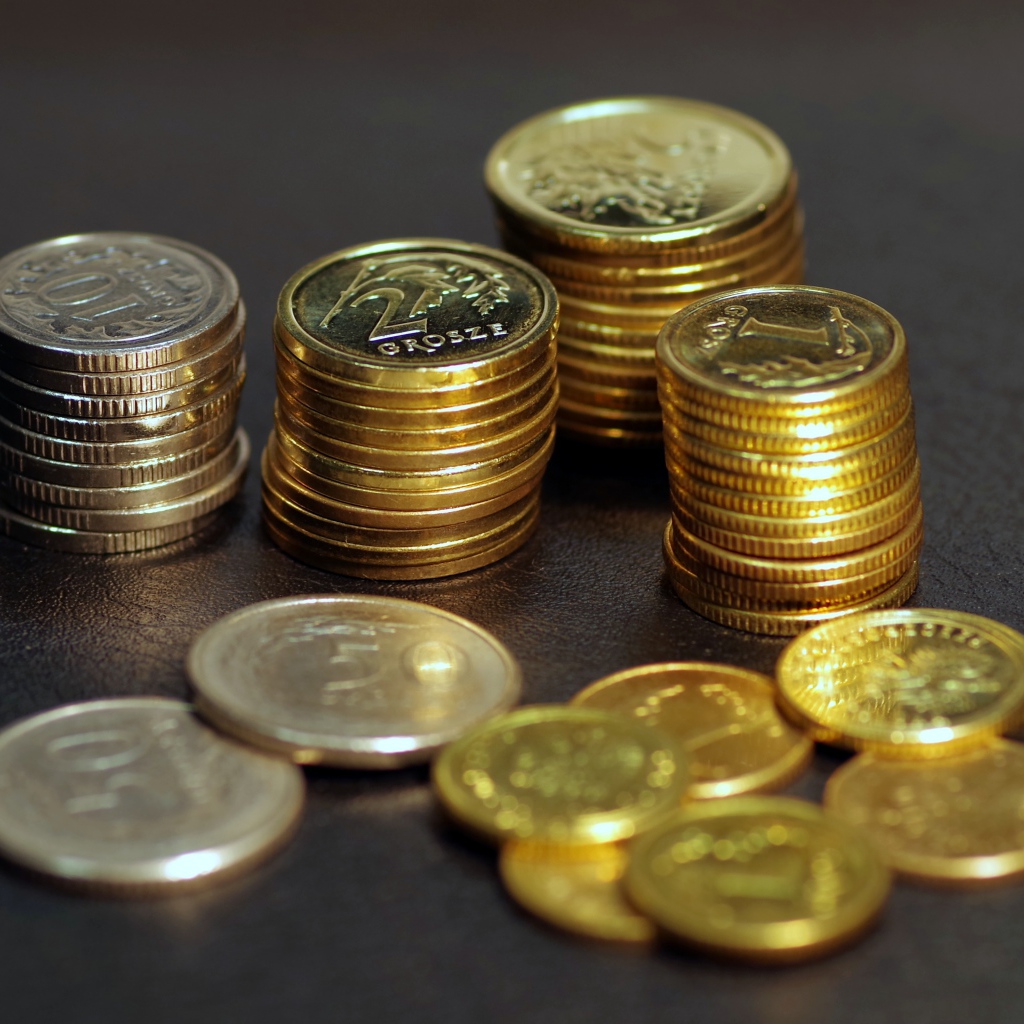 Монеты разным номиналом на столе 