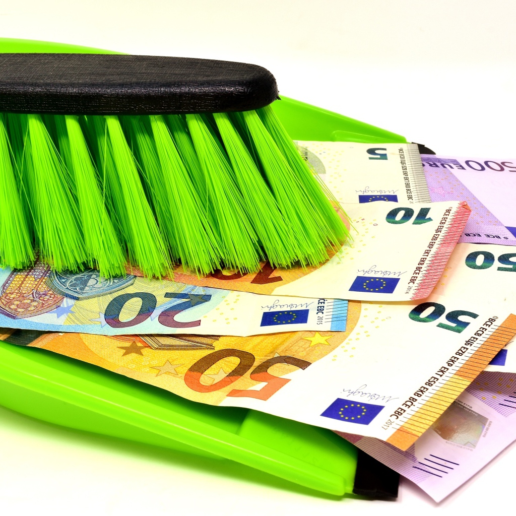 Купюры евро заметают на совок 