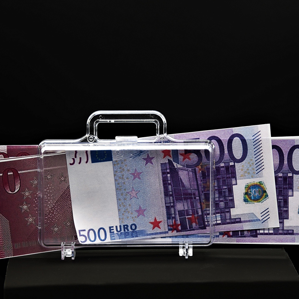 Купюры евро с держателем на черном фоне