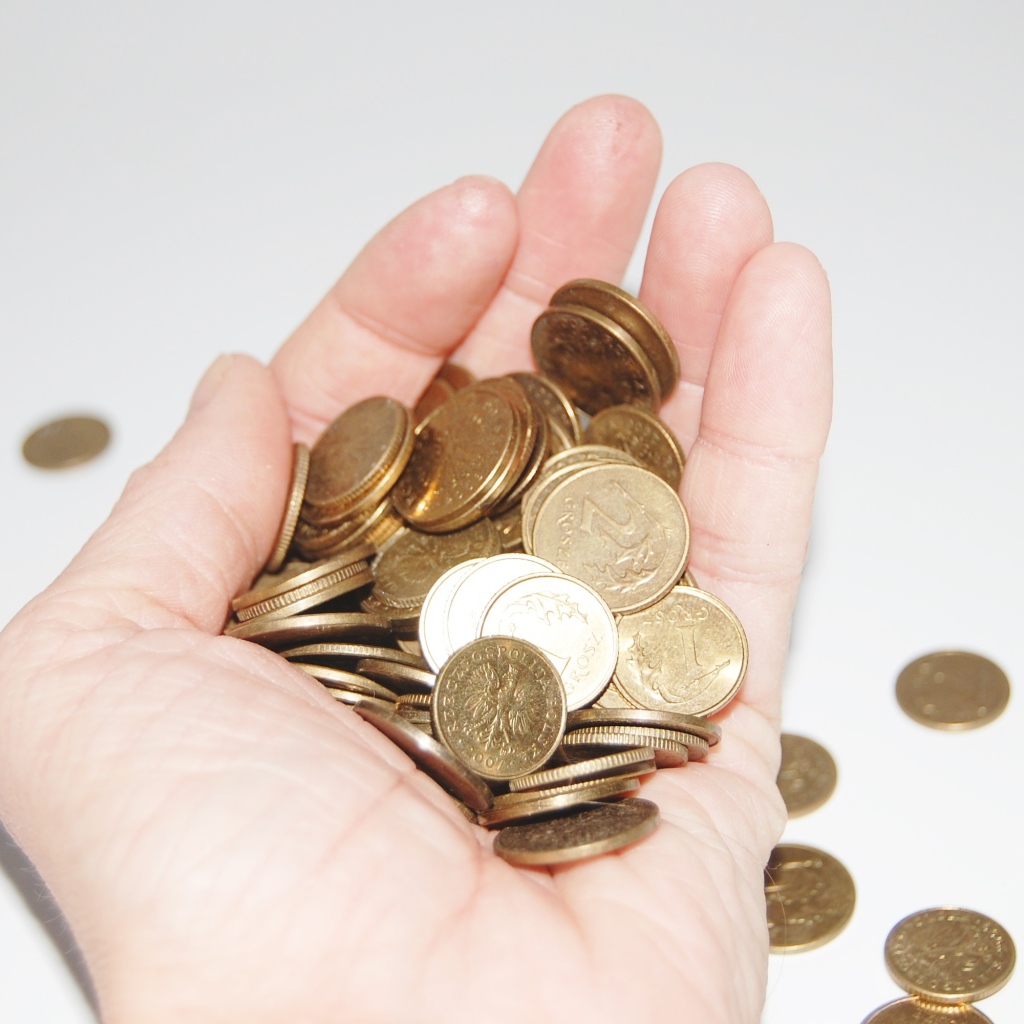 Много монет в ладони 