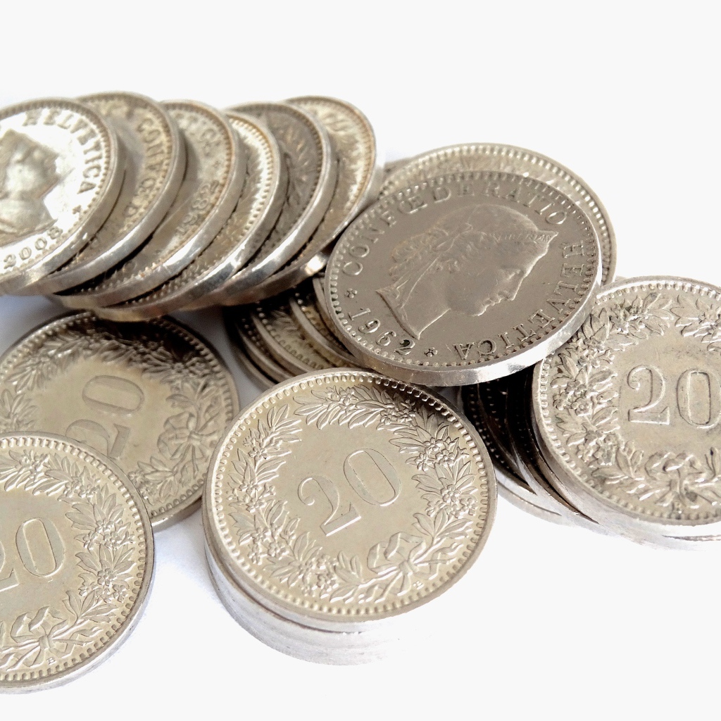 Много монет на белом фоне