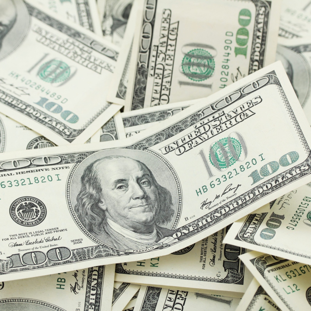 Много купюр по сто долларов крупным планом