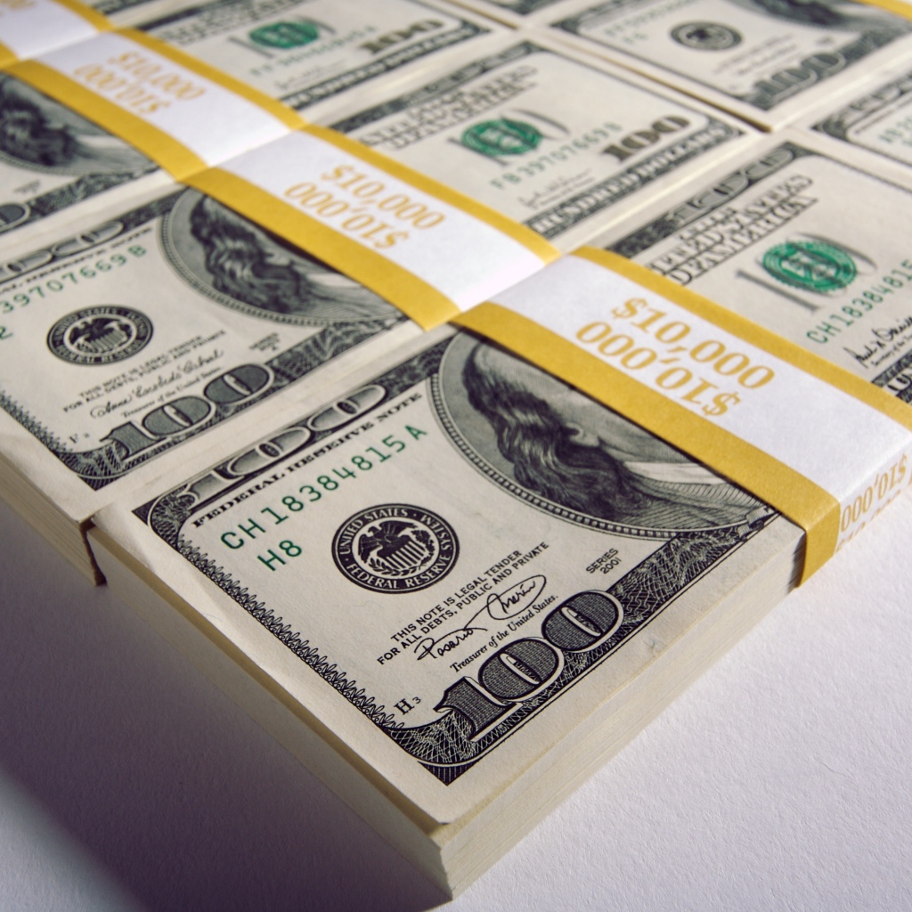 Пачки денег со сто долларовыми купюрами